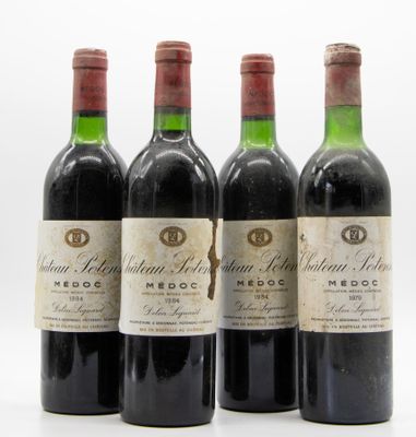 trois bouteilles de vin rouge posées l'une à côté de l'autre sur une surface blanche