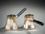 paire de cafetières en métal argenté avec une poignée noire