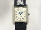 gros plan d'une montre-bracelet sur fond blanc