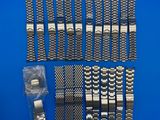 un gros plan sur un lot de bracelets en métal posés sur une surface bleue