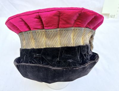 un chapeau posé sur une table