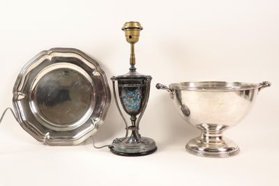 deux plats en argent et une coupe en argent posés sur un plateau blanc