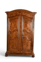 ARMOIRE (grande) rustique en bois de loupe moulurée, reposan… (photo 2)