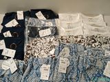 un tas de vêtements posés sur une table