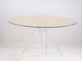 une table en verre transparent avec un piètement transparent et un plateau en verre transparent