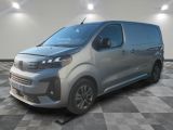 La nouvelle camionnette Citroën est garée dans une pièce au sol carrelé en damier.