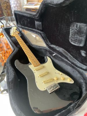 une guitare dans un étui posé sur une table