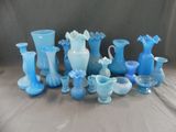 de nombreux vases en verre bleu posés sur une table