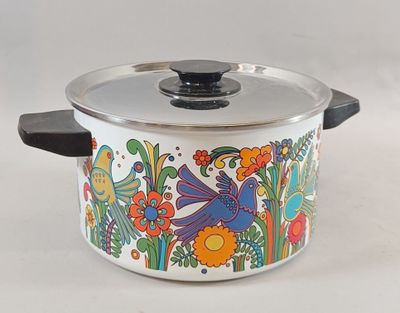 une casserole avec un couvercle orné d'un motif représentant un oiseau