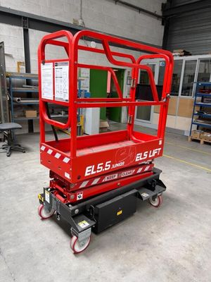 une paire de ciseaux rouges posée au milieu d'un entrepôt