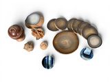 de nombreux types de pierres différents sur une surface blanche