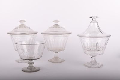 trois vases en verre transparent avec leurs couvercles, posés sur un plan de travail blanc