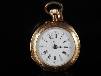 une montre de poche en or avec des chiffres romains sur le cadran