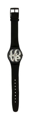 La montre est noire et blanche, avec le mot « love » inscrit dessus.