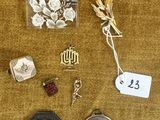 un grand nombre d'objets posés sur la table