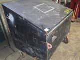 une boîte noire posée sur un chariot dans un garage