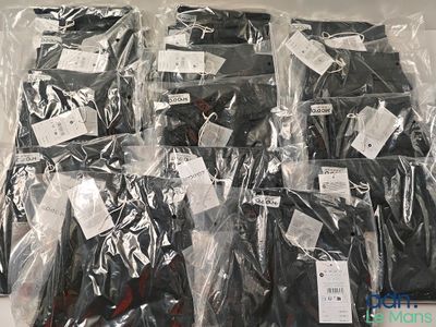 de nombreux sacs de vêtements emballés dans du plastique