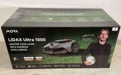 le carton d'une tondeuse à gazon sur lequel figure un homme tenant un ballon de foot