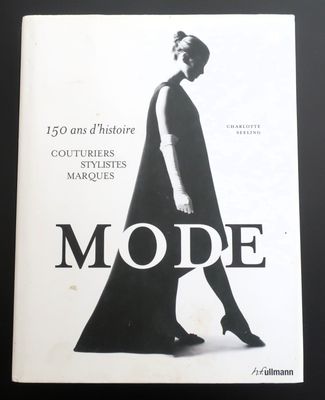 La couverture du livre est présentée en noir et blanc
