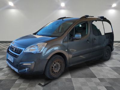 une photo d'une camionnette grise garée dans une pièce