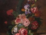 tableau représentant des fleurs dans un vase en verre posé sur une table