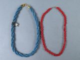 deux colliers en corde bleue et rouge, avec un fermoir doré