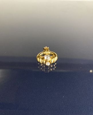 Gros plan sur une bague en or ornée d'un diamant
