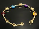 bracelet plaqué or orné de perles de verre multicolores sur un fond noir