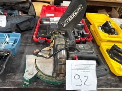 de nombreux outils posés sur une table, accompagnés d'une étiquette de prix