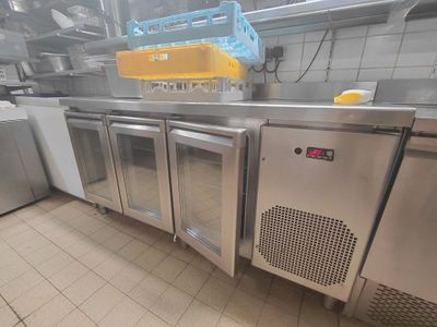 une cuisine équipée de nombreux appareils électroménagers en inox