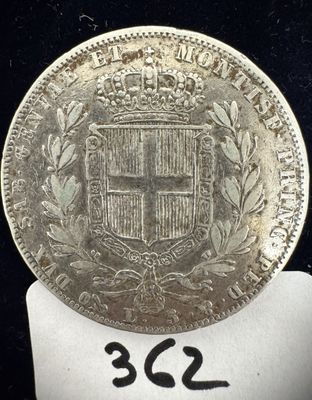 un gros plan d'une pièce d'argent sur laquelle figure un blason