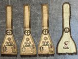 trois cuillères en bois ornées de motifs brodés, posées sur une table