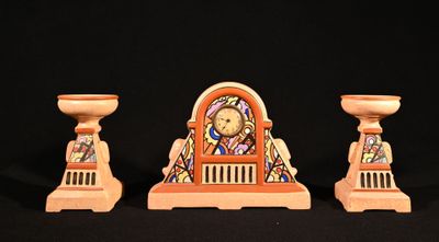 deux bougies et une horloge posées sur une table