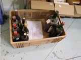 de nombreuses bouteilles de vin dans un panier posé par terre