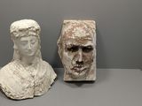 deux sculptures représentant un homme et une femme, exposées dans un musée