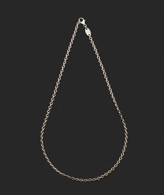un collier en argent avec une chaîne sur fond noir