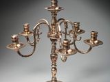 chandelier plaqué argent à cinq bougies, monté sur un socle
