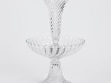 une image représentant un vase en verre transparent sur fond blanc
