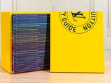 un gros plan sur une boîte de livres posée sur une table