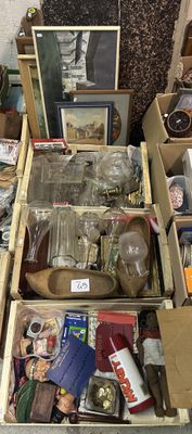 des cartons contenant des articles variés sont empilés les uns sur les autres