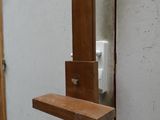 une horloge posée sur un socle en bois dans une pièce
