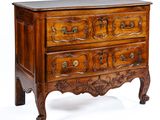 une petite commode en bois sur fond blanc