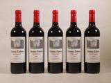 quatre bouteilles de vin sont alignées sur une table