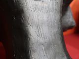 un gros plan sur la statue d'un cheval posée sur une surface rouge