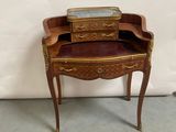 un petit bureau en bois surmonté d'un miroir