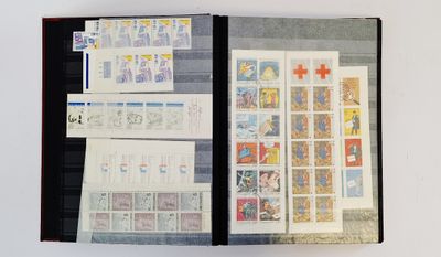 une photo d'un livre sur lequel figurent des timbres