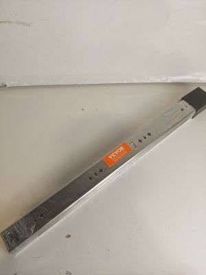 un outil en métal posé sur une table