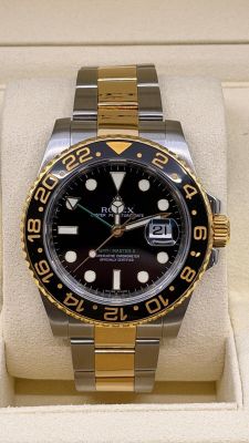 une montre Rolex exposée dans un coffret