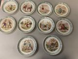 neuf assiettes sur une table, sur lesquelles figurent des photos de personnes