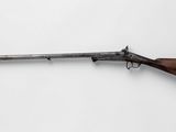 un fusil sur fond blanc, avec une crosse en bois